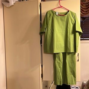 Green scrubs 2xl fits more like L
